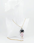 Collana Bambolina kokeshi rosa su manichino