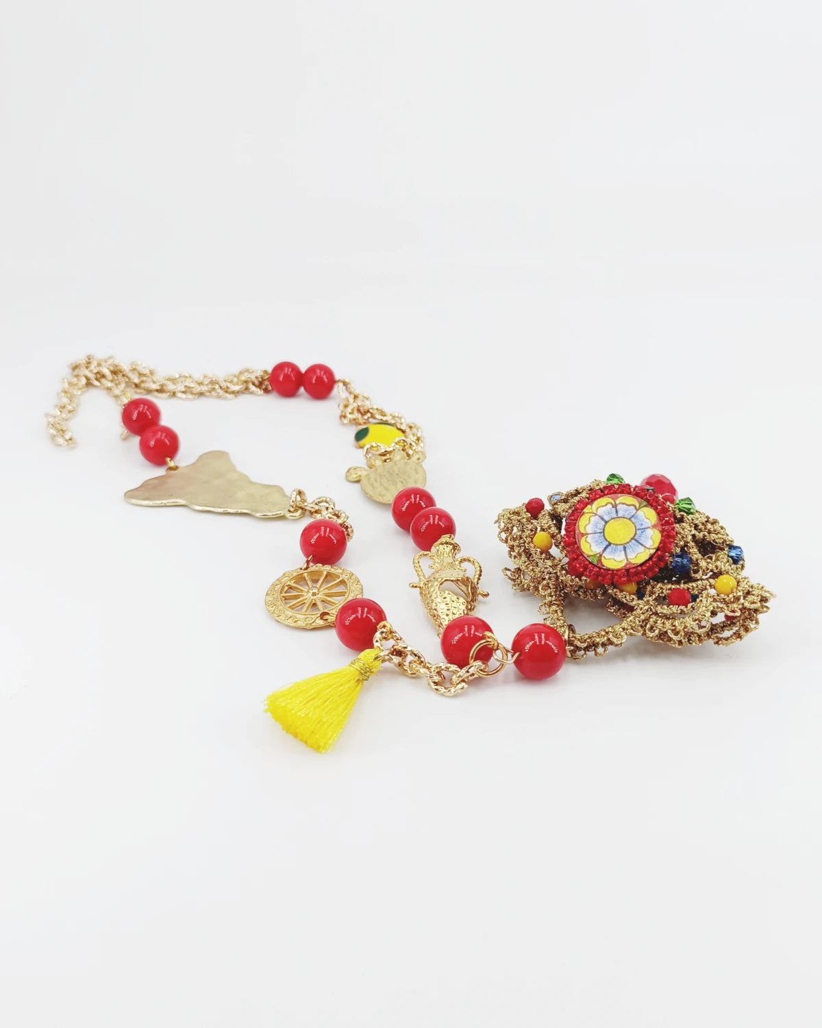 Collana Coffa e Sicilia dettagli appoggiata