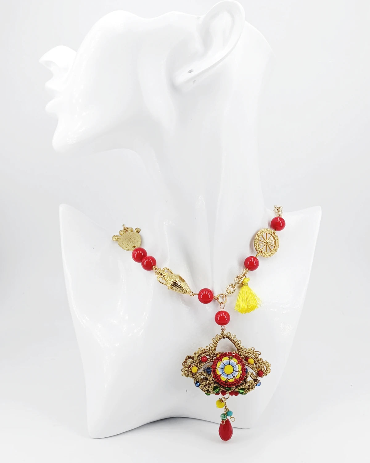 Collana Coffa e Sicilia dettagli su manichino