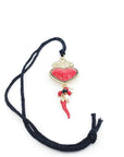 Collana Cuore sacro rosso appoggiata