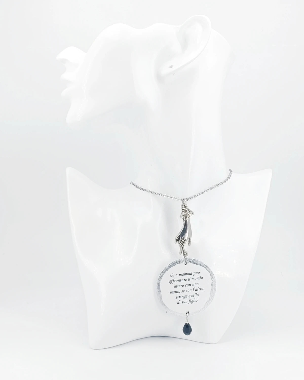 Collana Una mamma affronta il mondo intero con una mano se stringe la mano di suo figlio