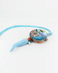 Collana con tamburello Pulcinella e Vesuvio appoggiata