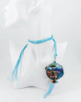 Collana con tamburello Pulcinella e Vesuvio su manichino