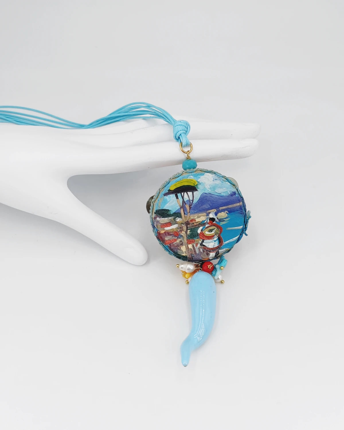 Collana con tamburello Pulcinella e Vesuvio su mano