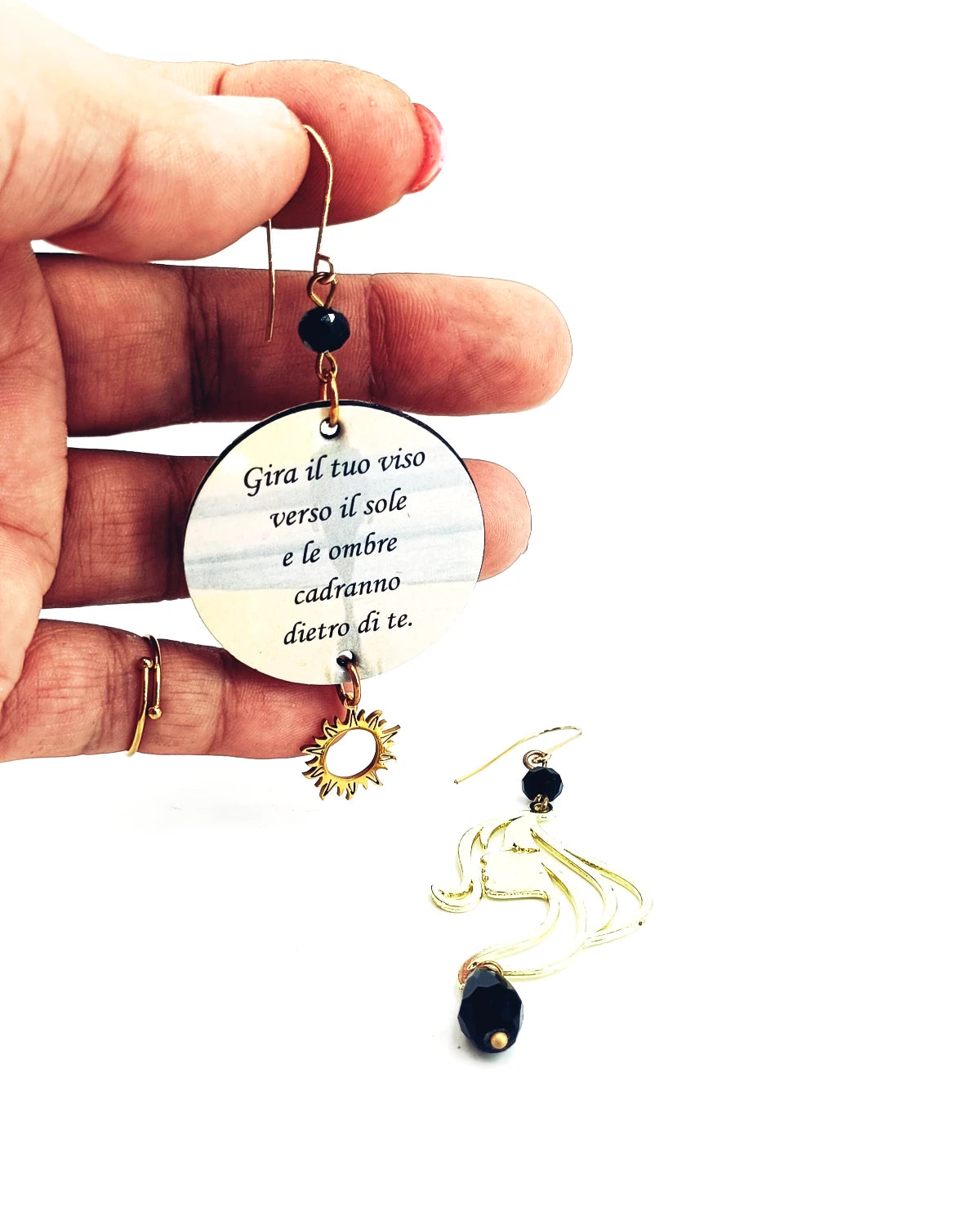 Gira il tuo viso verso il sole e le ombre cadranno dietro di te