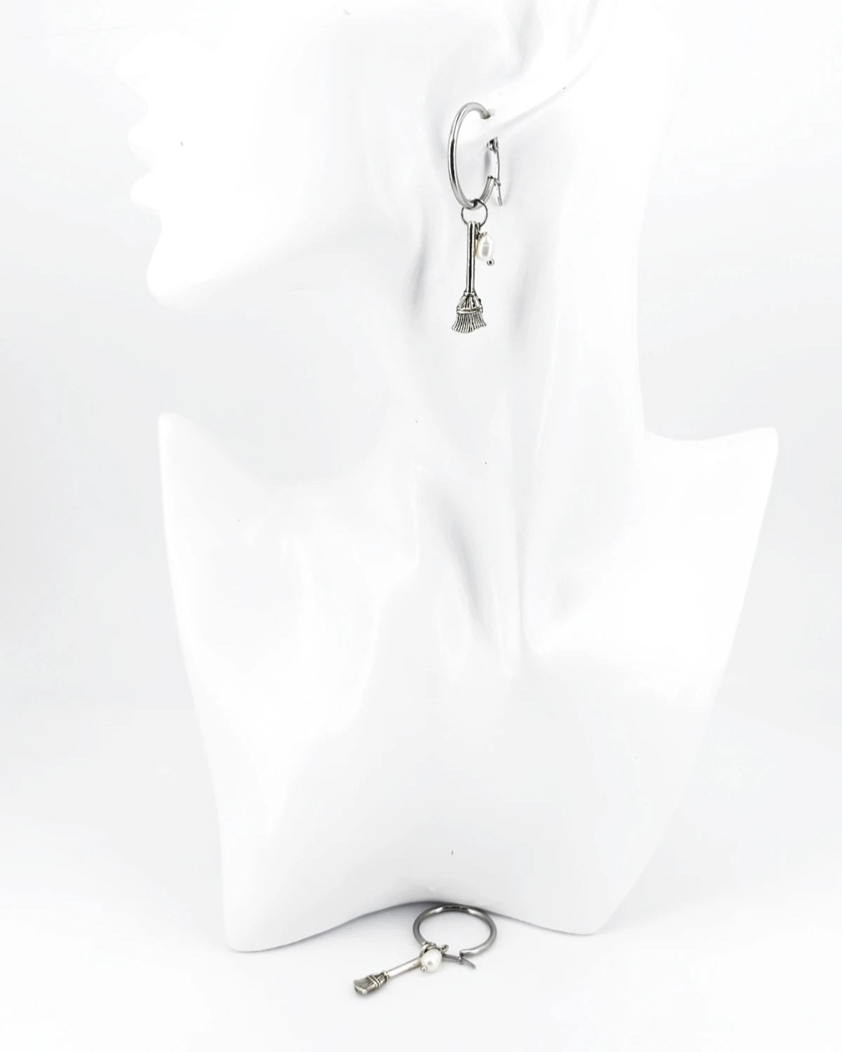 Orecchini La scopetta scacciapensieri su manichino