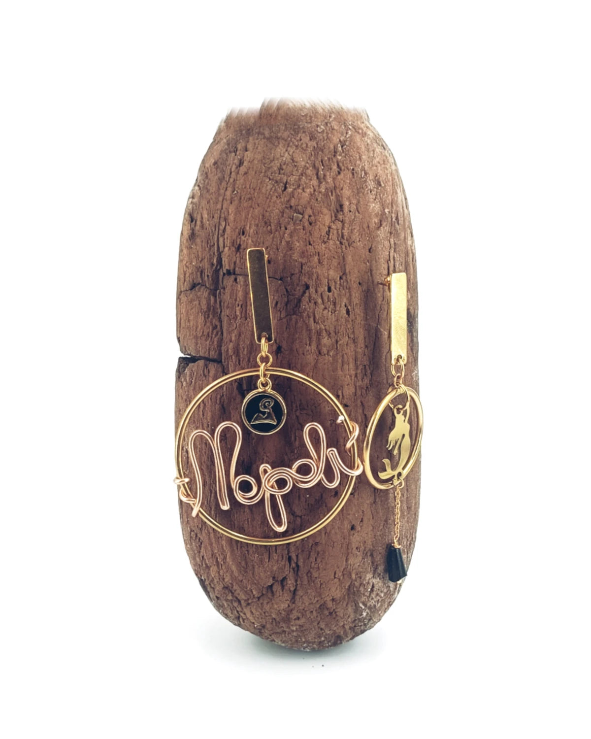 Orecchini Napoli e la sirena Partenope appoggiati