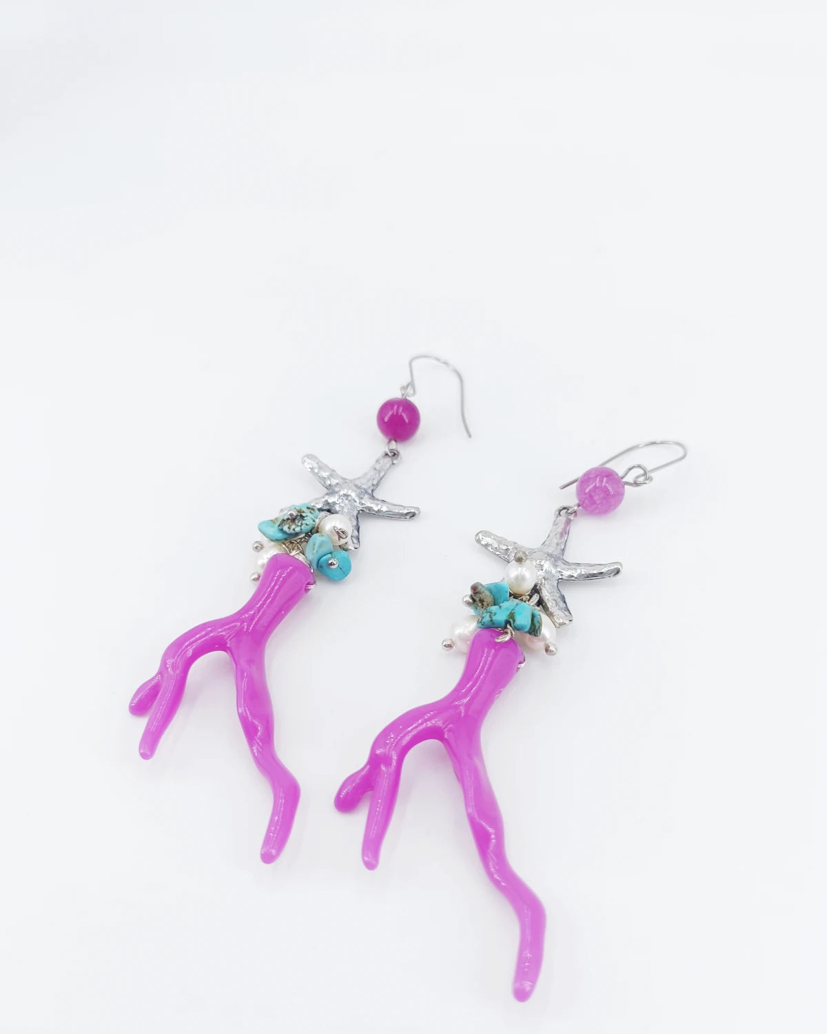 Orecchini Stella marina e ramo di corallo appoggiati