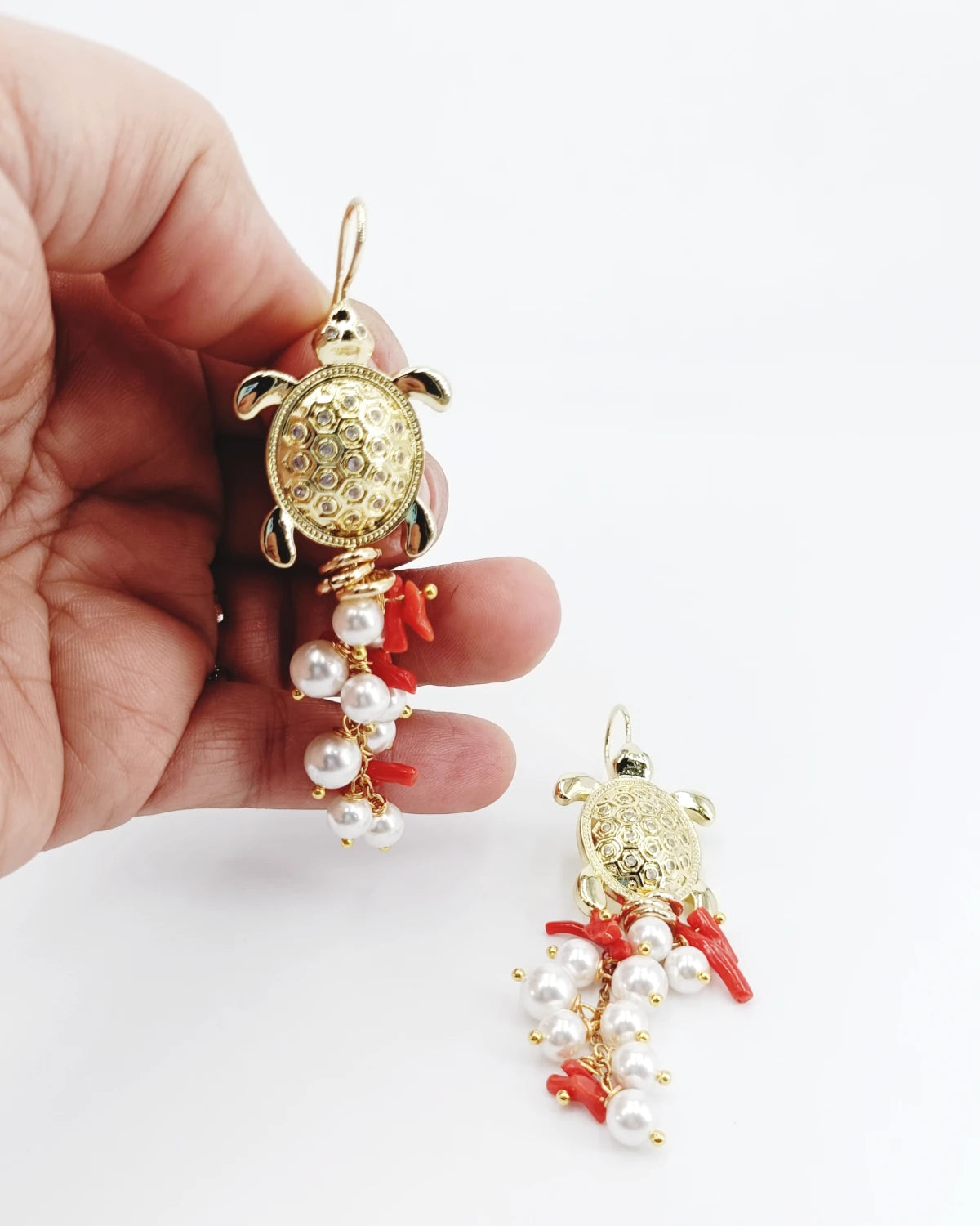 Orecchini Tartaruga su mano