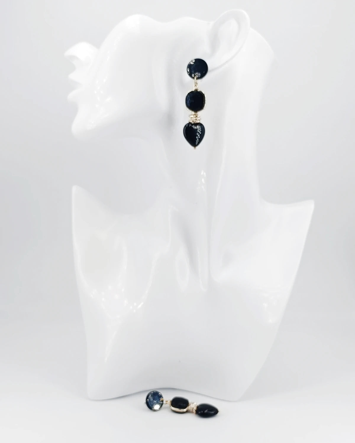 Orecchini a lobo Cuori neri su manichino