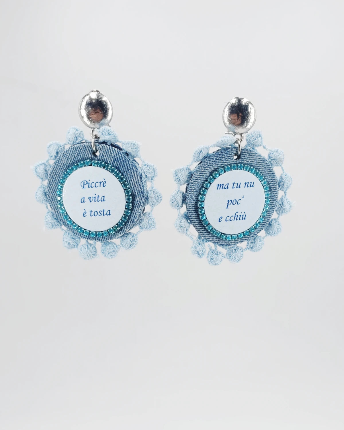 Orecchini artigianali in carta e jeans Piccre' a vita è tosta, ma tu nu poc' e cchiù