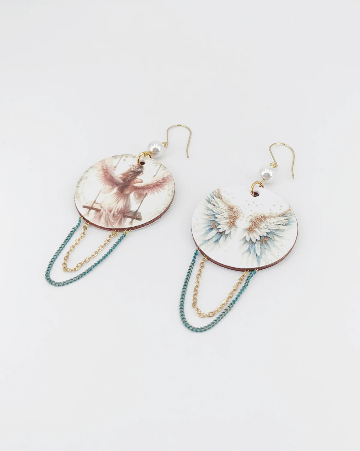 Orecchini di carta Ali di Angelo appoggiati