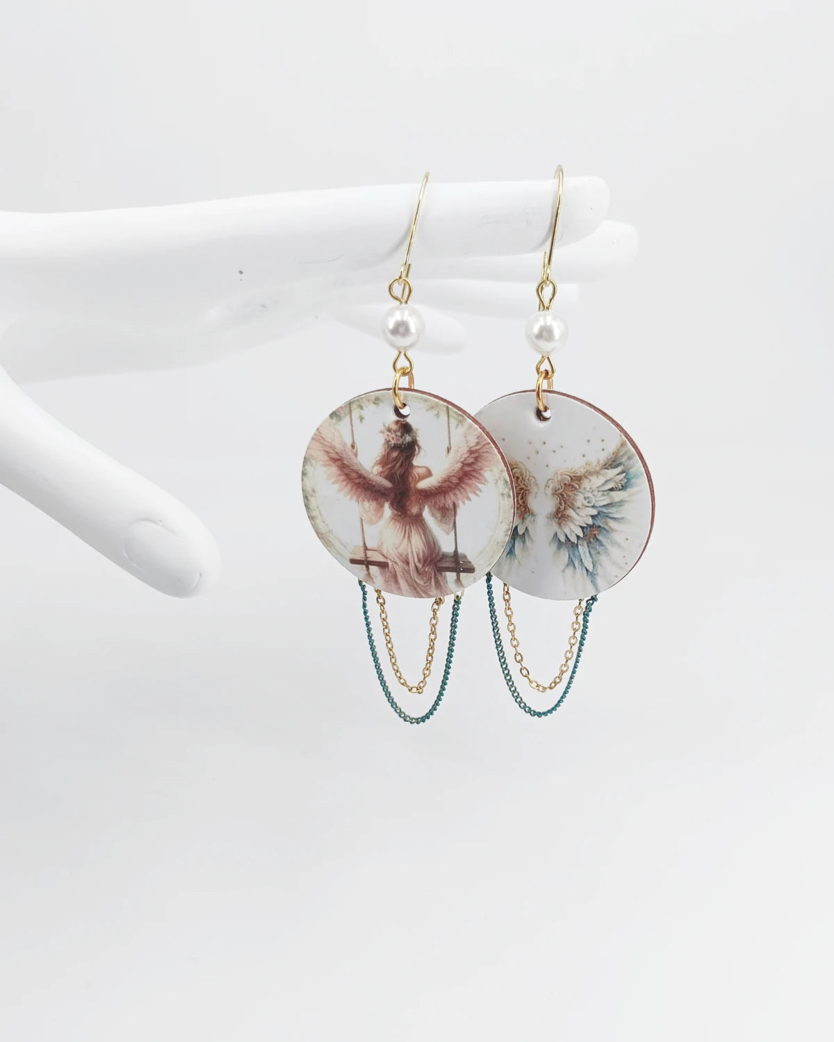 Orecchini di carta Ali di Angelo su piedistallo