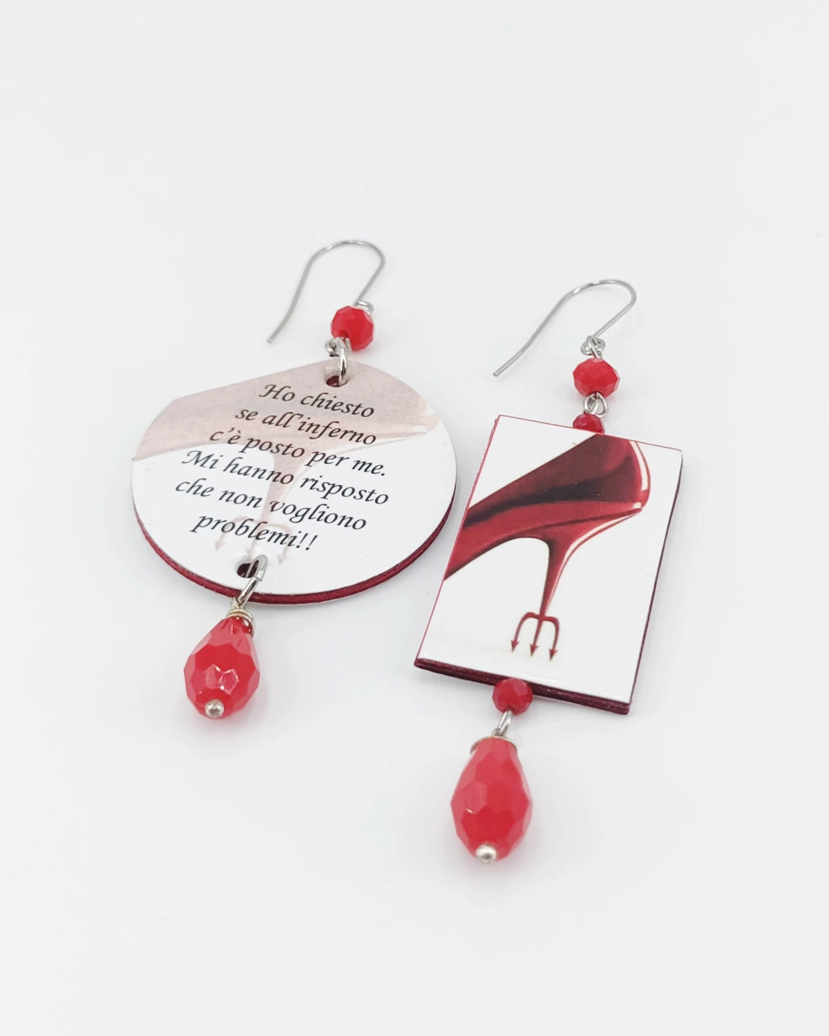 Orecchini di carta All’inferno non vogliono problemi
