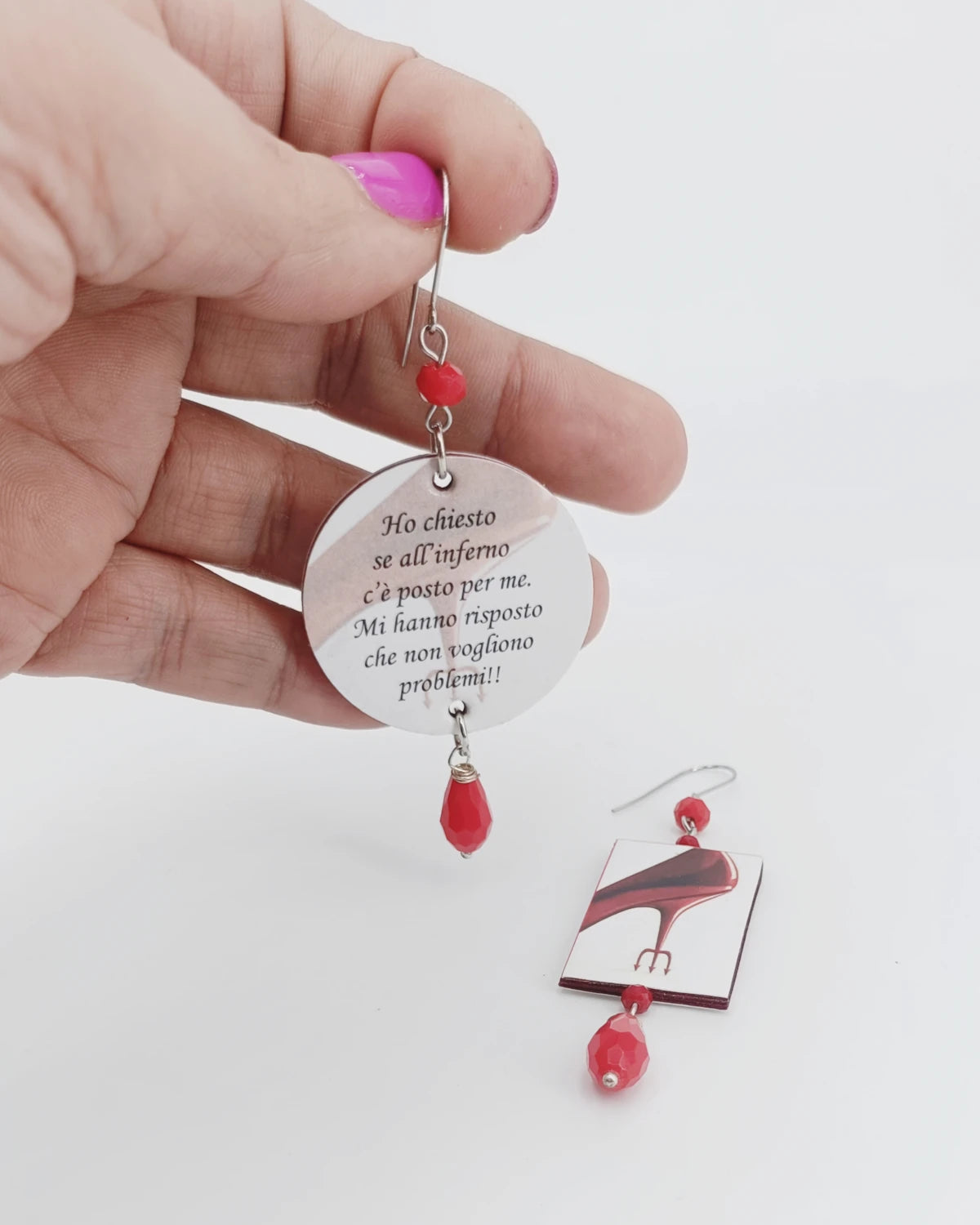 Orecchini di carta All’inferno non vogliono problemi su mano