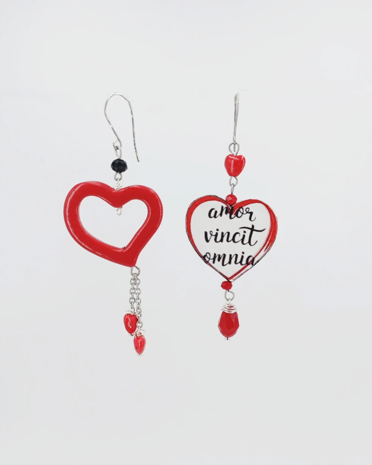 Orecchini di carta Amor vincit omia