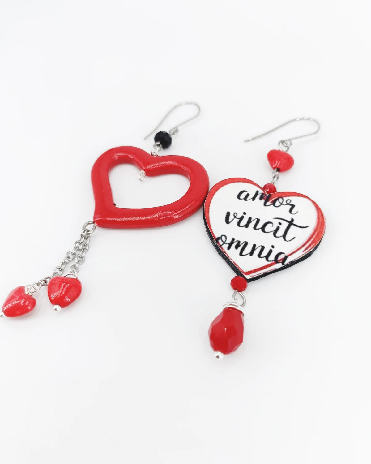 Orecchini di carta Amor vincit omia appoggiati