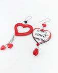 Orecchini di carta Amor vincit omia appoggiati