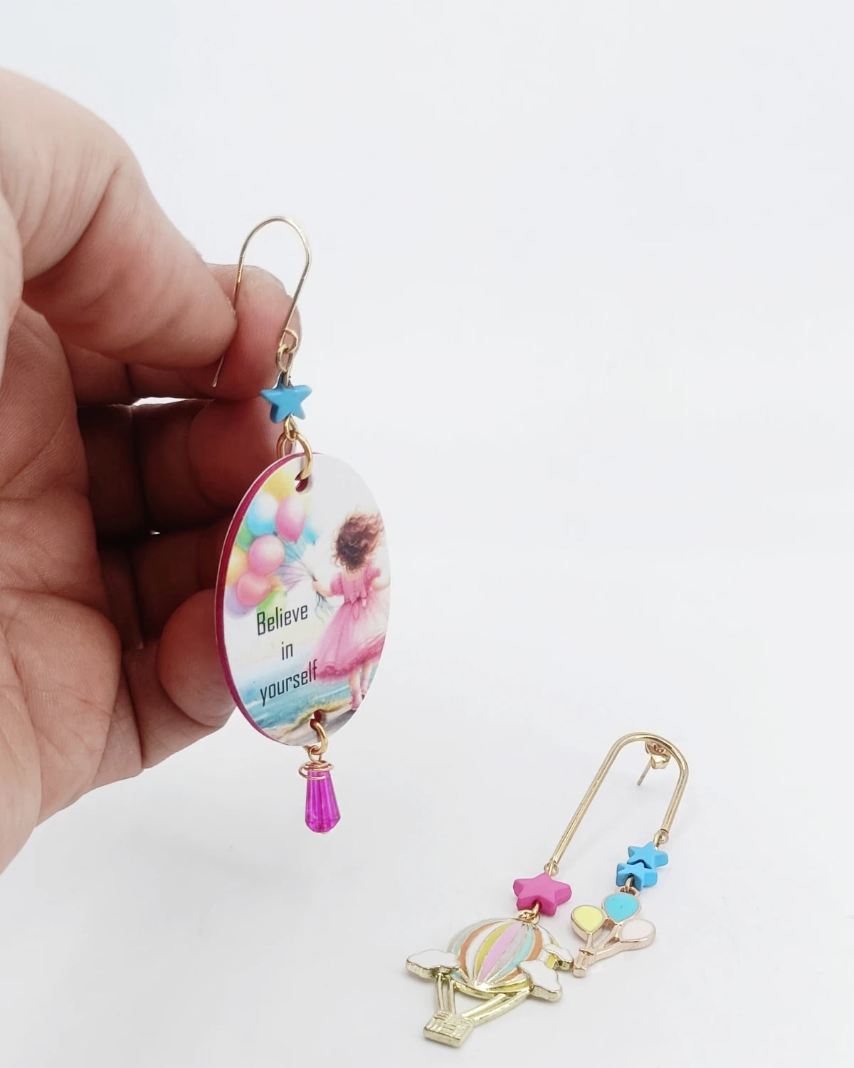 Orecchini di carta Believe in yourself su mano