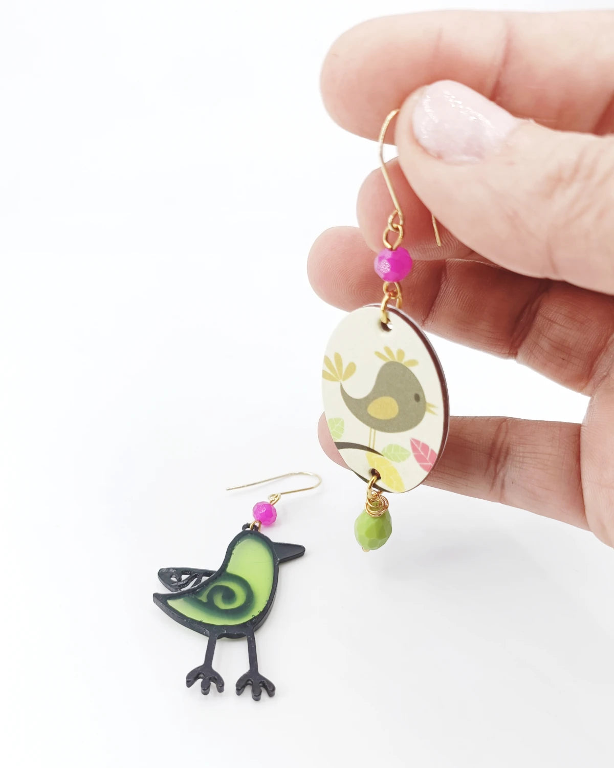 Orecchini di carta Bird su mano