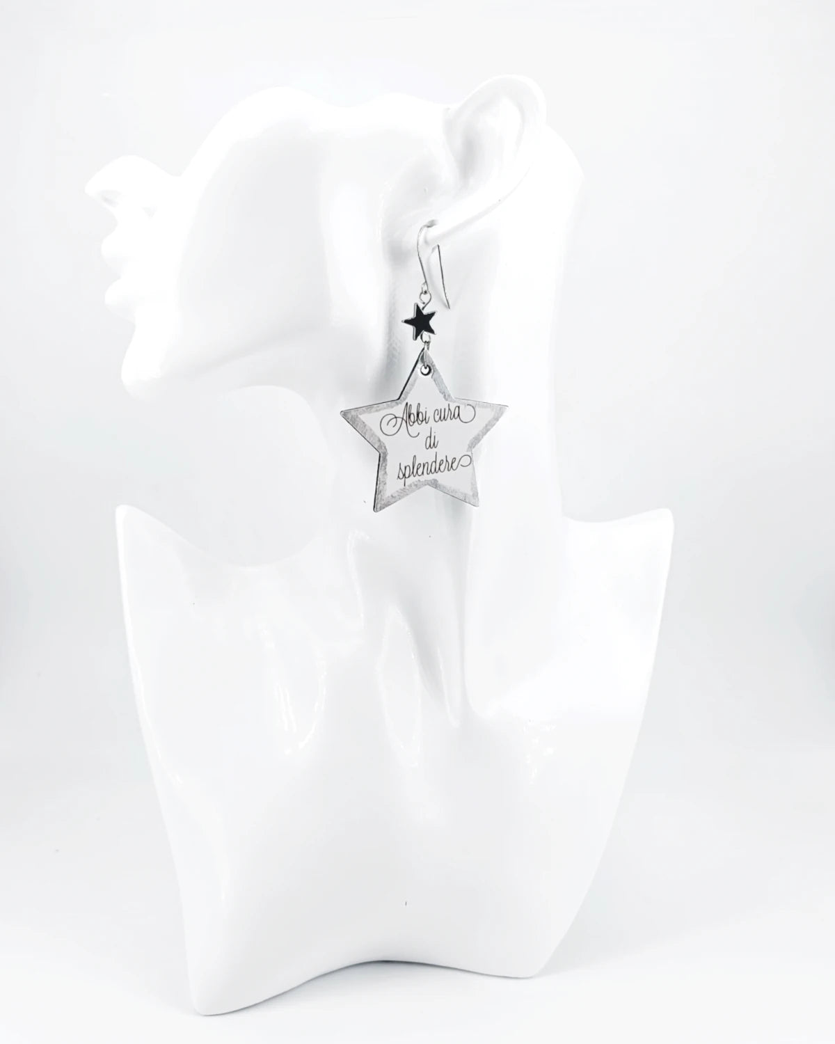 Orecchini di carta Brilla con Cura su manichino