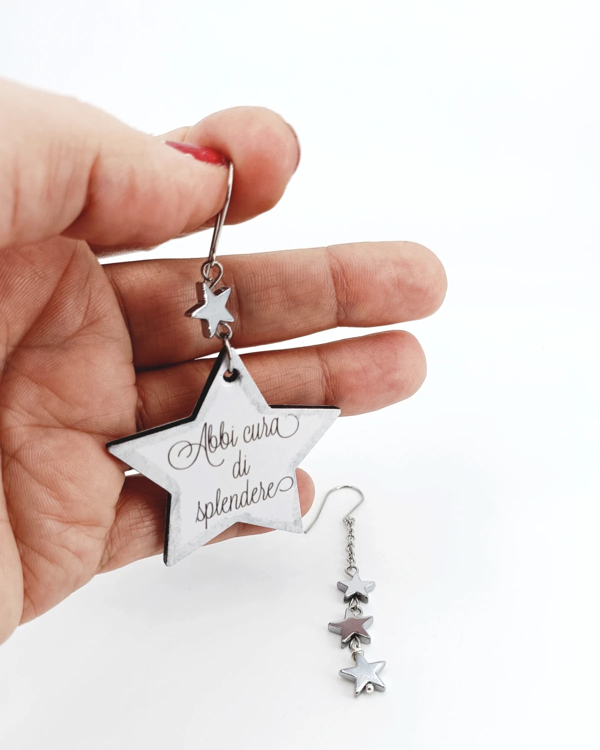 Orecchini di carta Brilla con Cura su mano