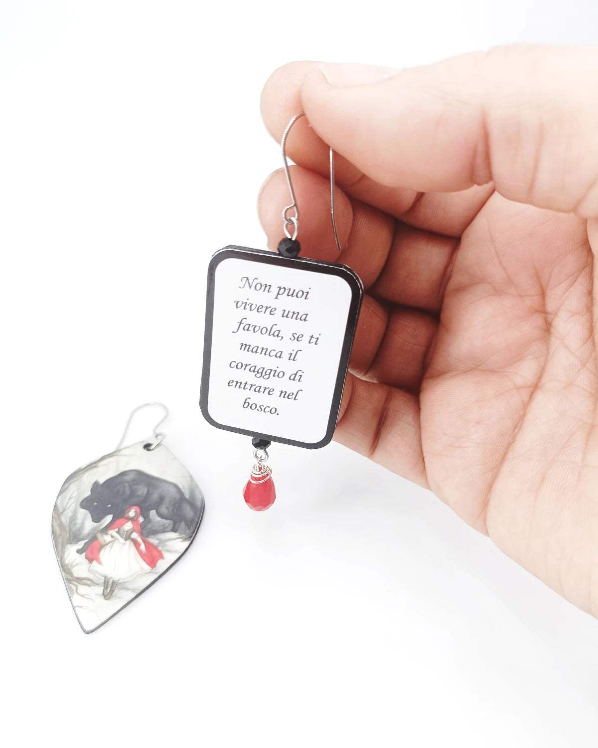 Orecchini di carta Cappuccetto rosso su mano