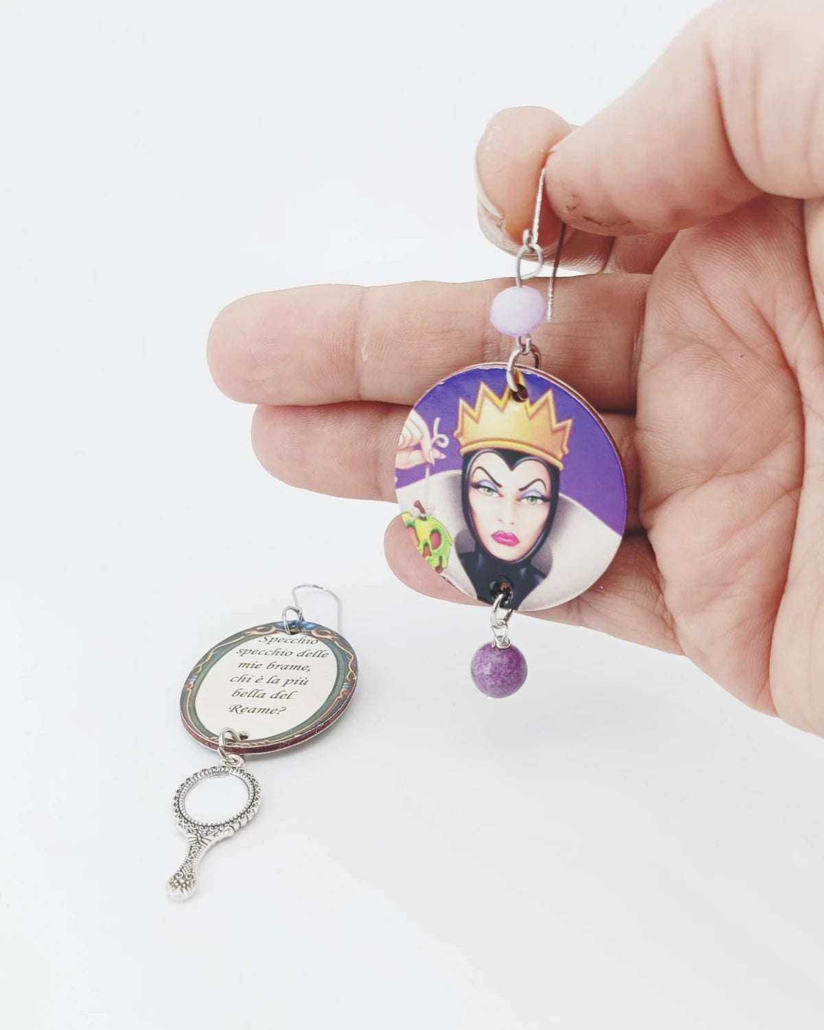 Orecchini di carta Chi è la più bella del reame? su mano