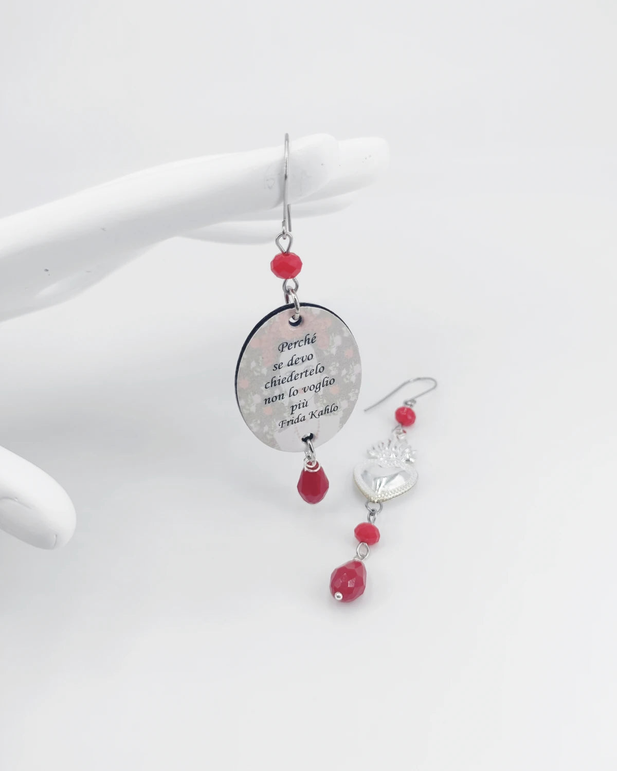 Orecchini di carta Ciò che conta non va chiesto su mano