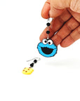 Orecchini di carta Cookie Monster su mano