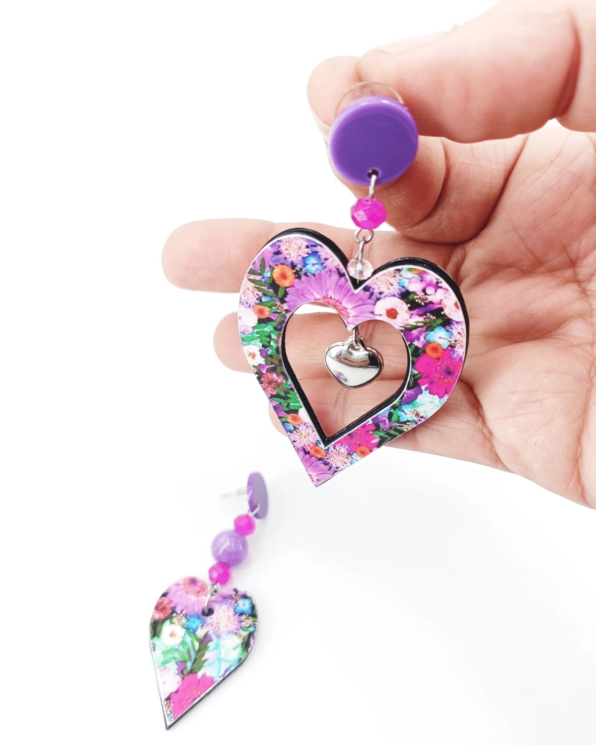 Orecchini di carta Cuori floreali fucsia su mano