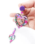 Orecchini di carta Cuori floreali fucsia su mano