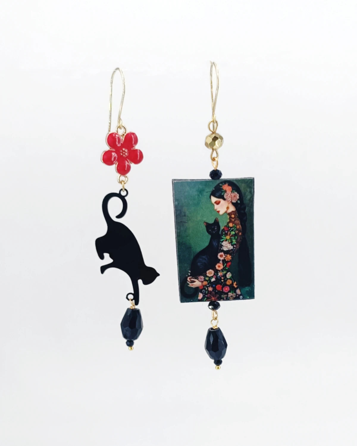 Orecchini di carta Donna col gatto nero frontali