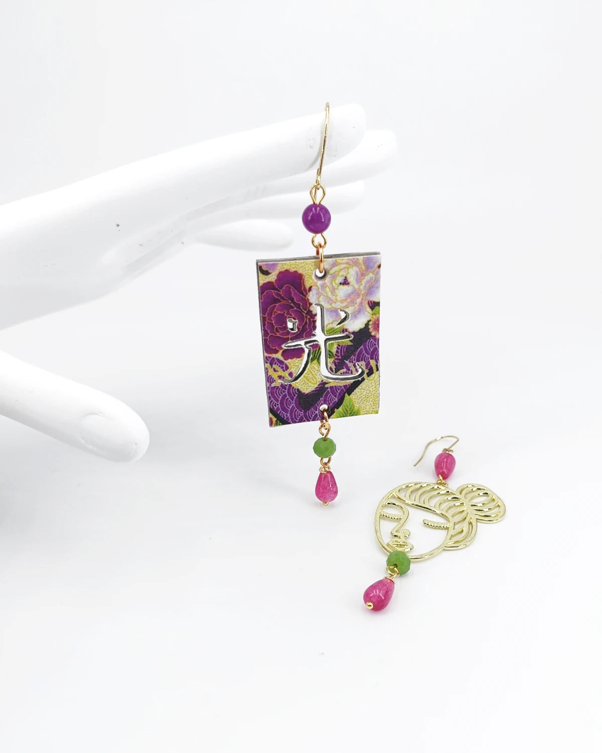 Orecchini di carta Donna giapponese su mano