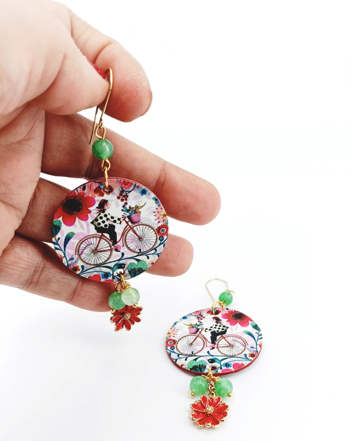 Orecchini di carta Donna in bicicletta su mano