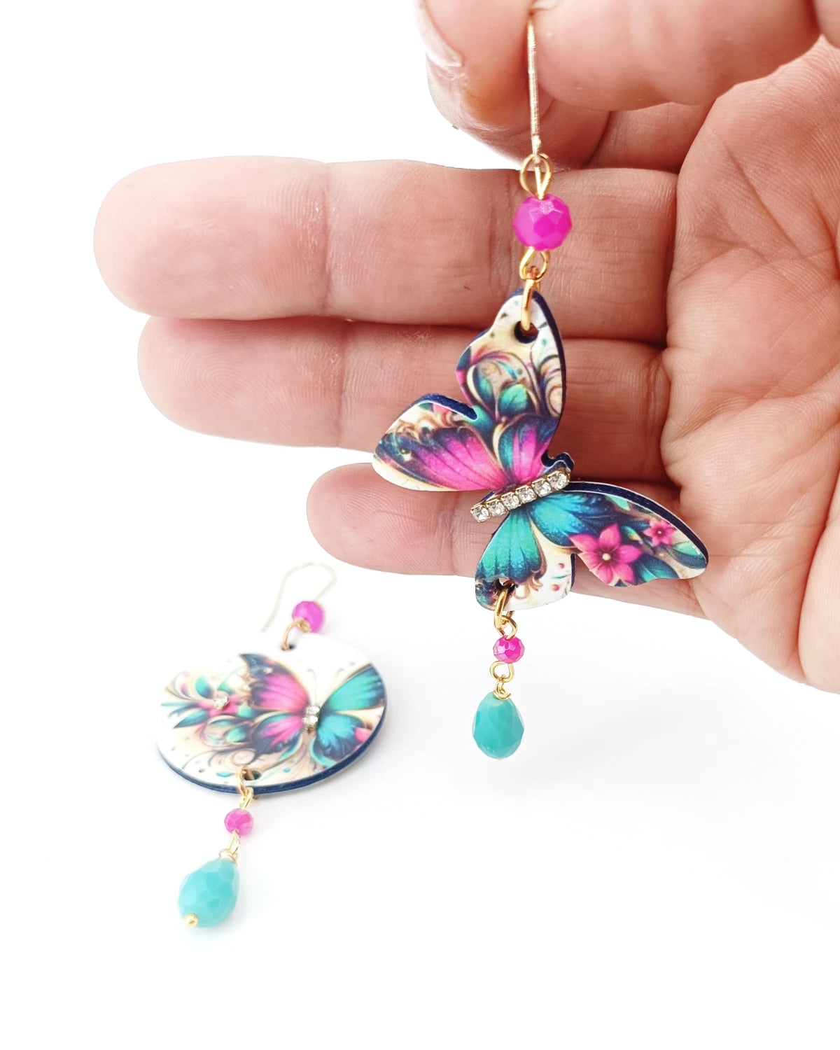 Orecchini di carta Farfalle fucsia e verdi su mano
