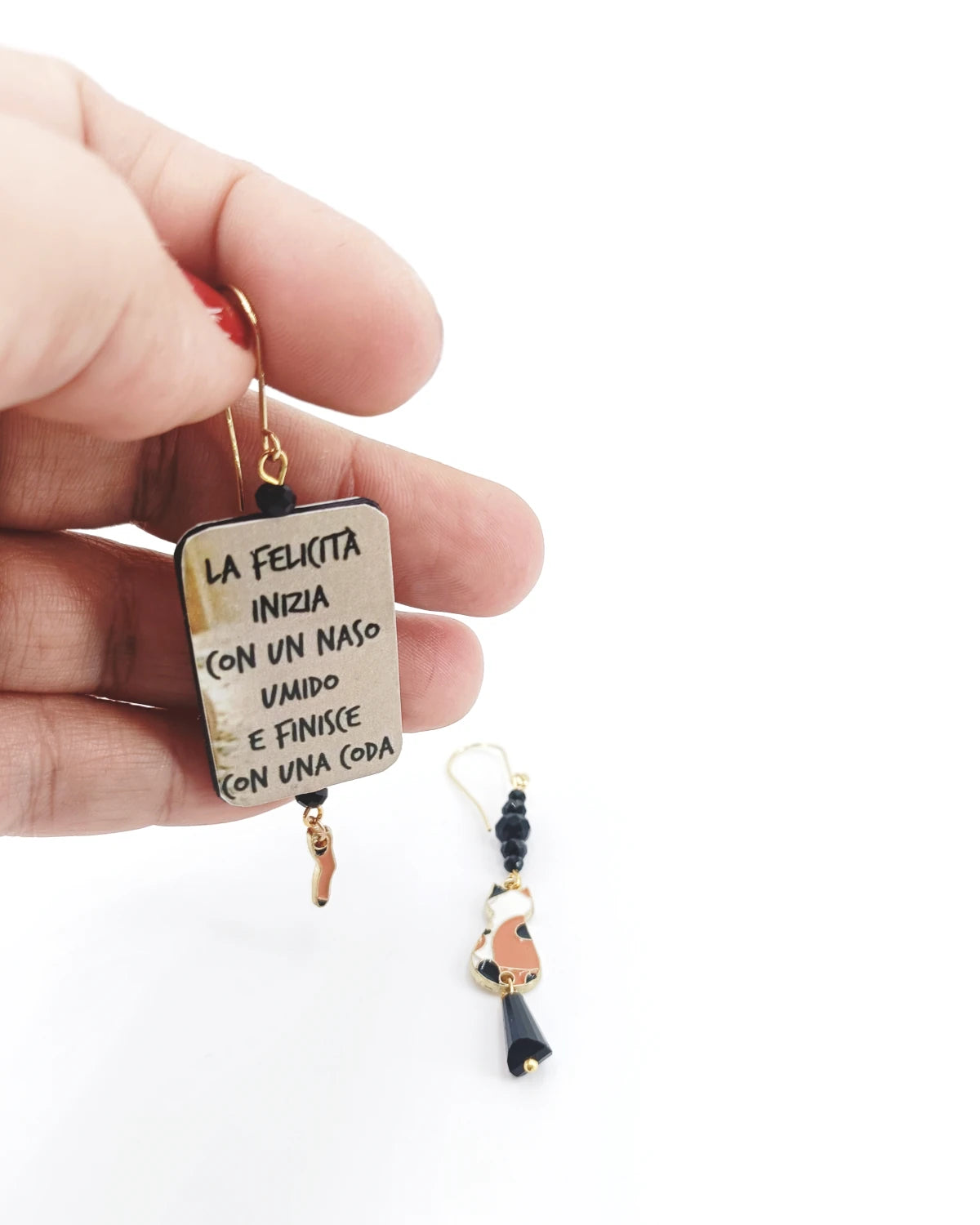 Orecchini di carta Felicità tra naso e coda