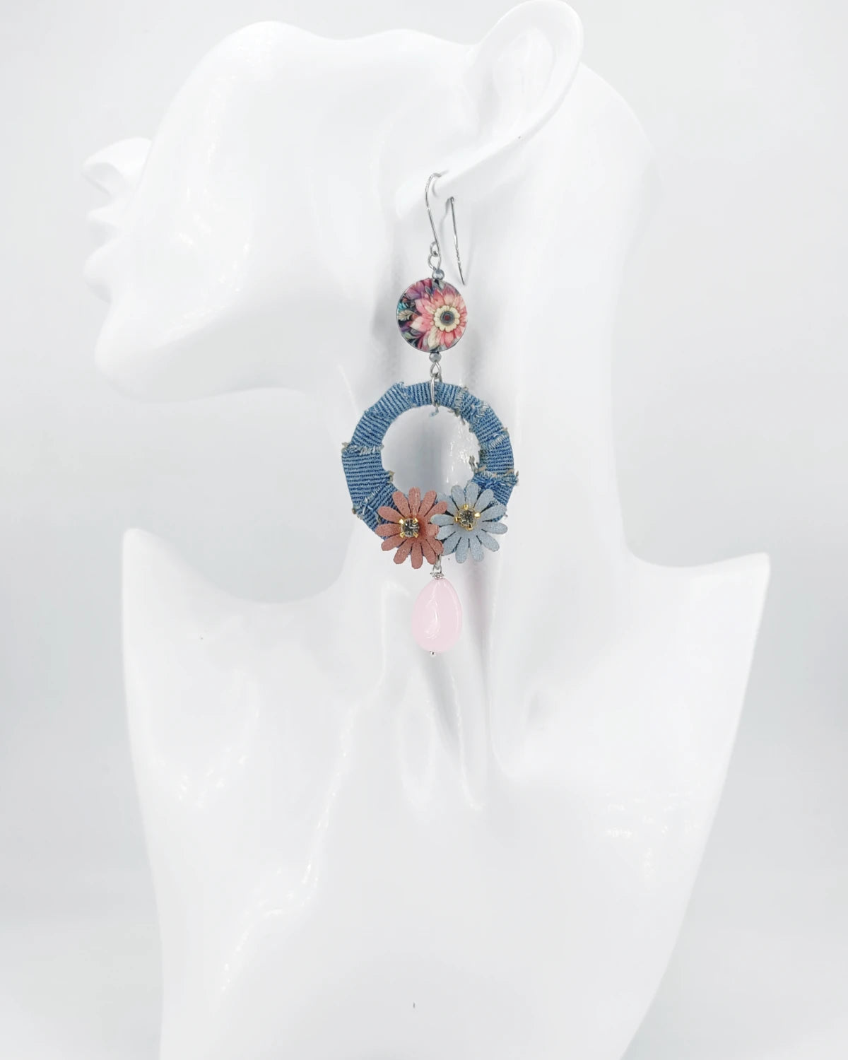 Orecchini di carta Fior di jeans su manichino