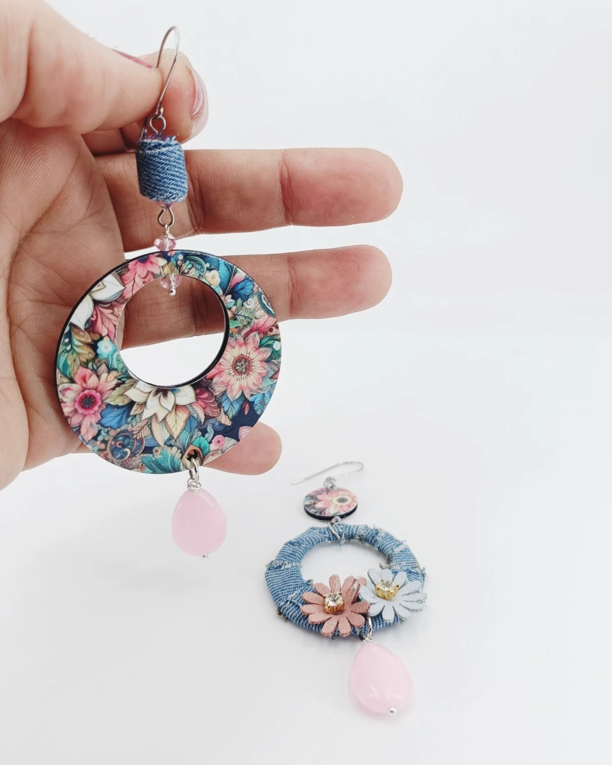 Orecchini di carta Fior di jeans su mano