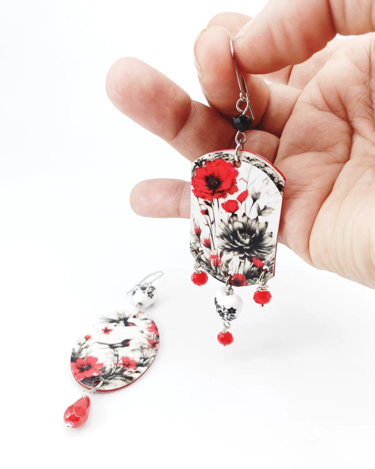 Orecchini di carta Fiori ed uccellini su mano