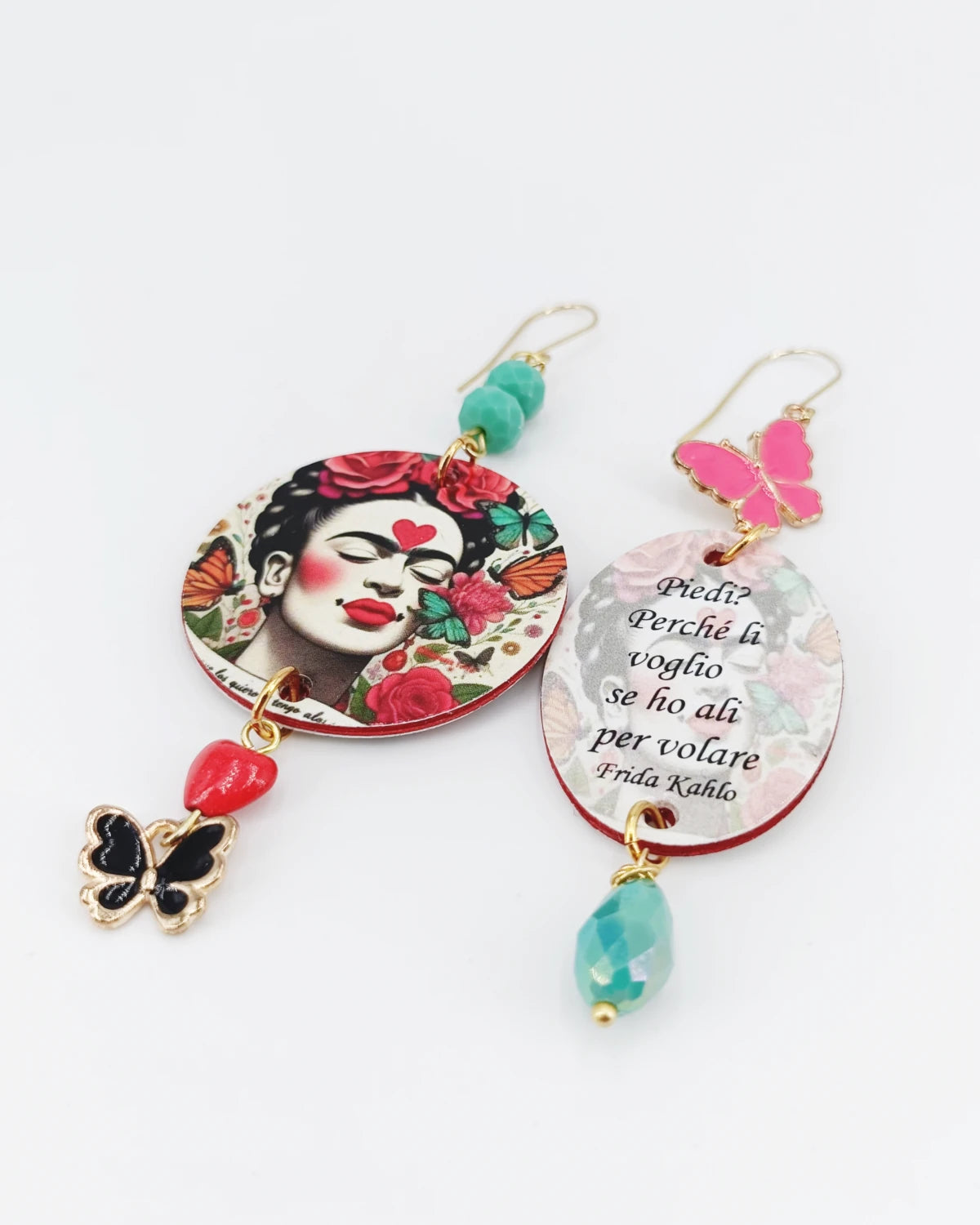 Orecchini di carta Frida ali per volare appoggiati