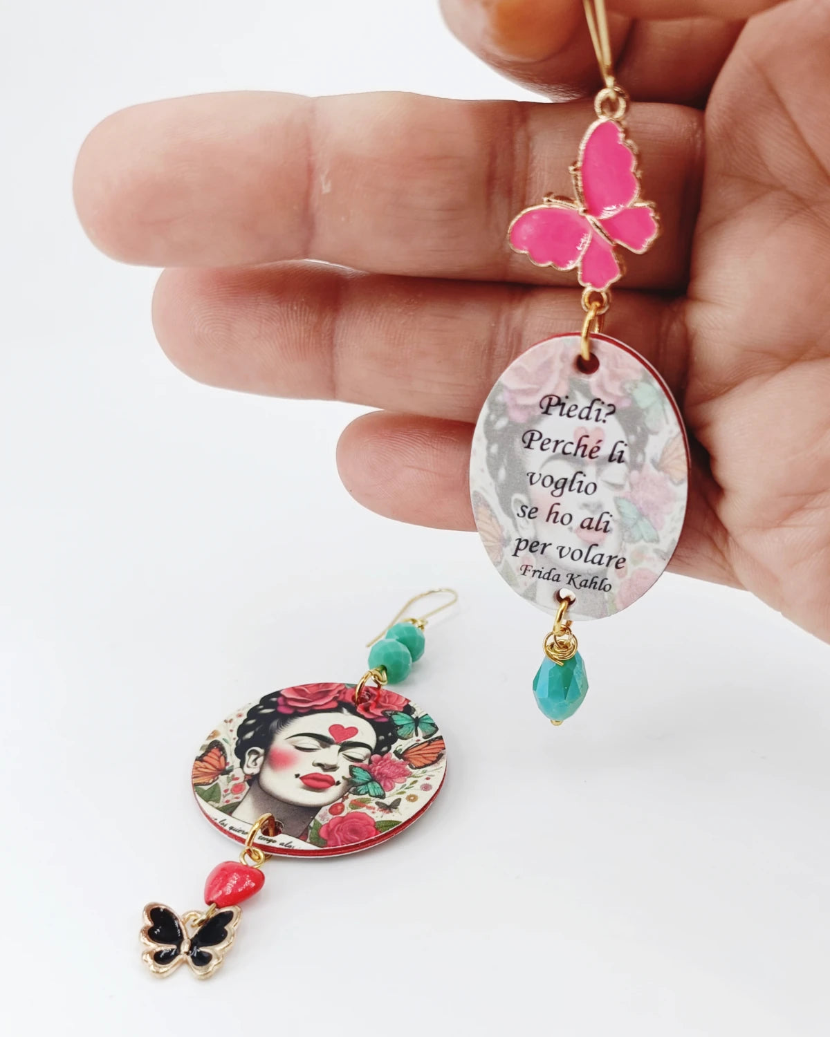 Orecchini di carta Frida ali per volare su mano