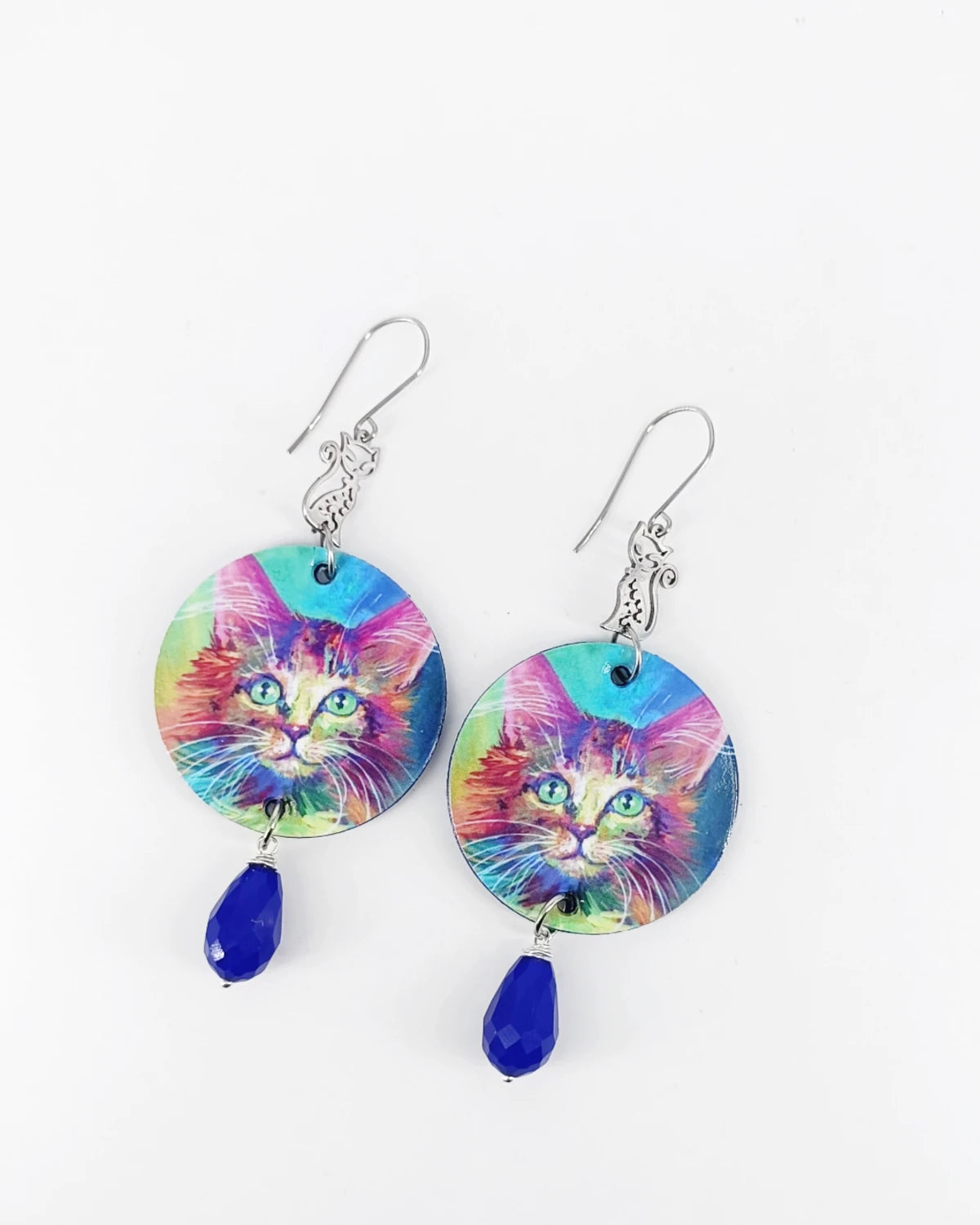 Orecchini di carta Gattini colorati appoggiati