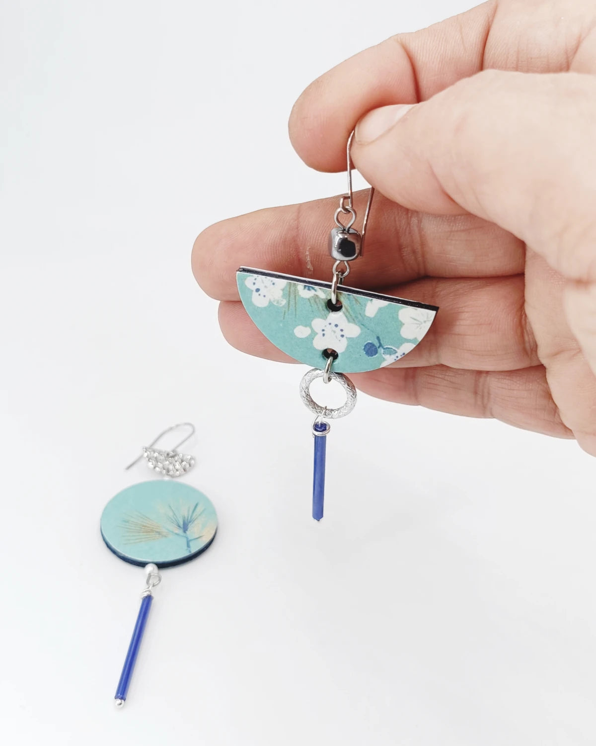 Orecchini di carta Giappone floreale su mano