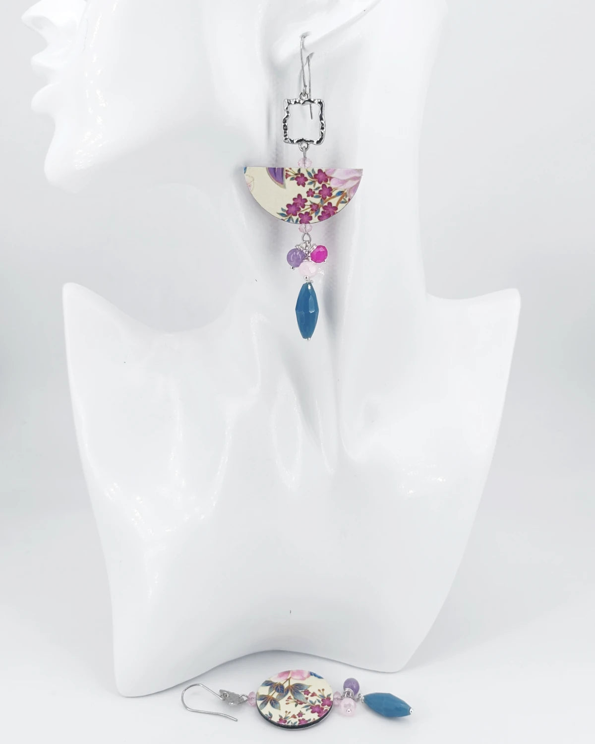 Orecchini di carta Giappone in fiore su manichino