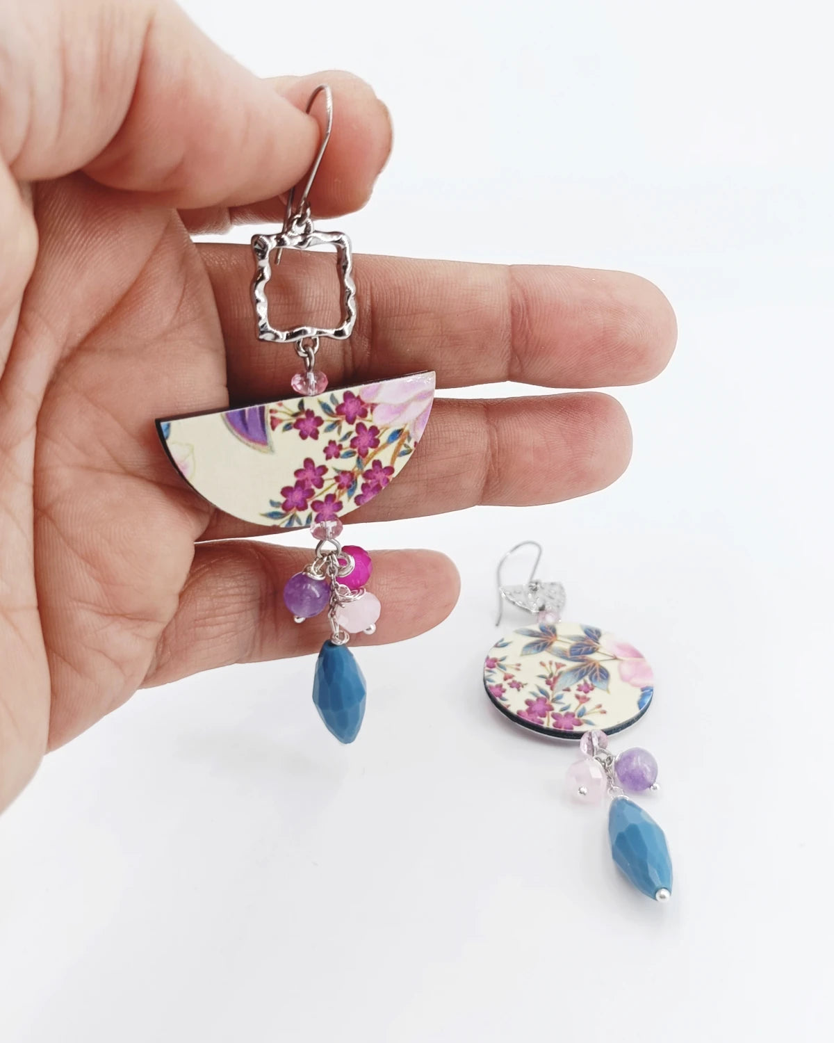 Orecchini di carta Giappone in fiore su mano