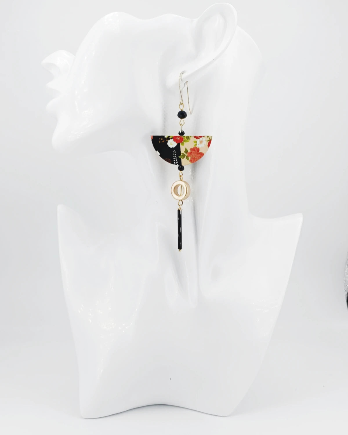 Orecchini di carta Giapponese su manichino