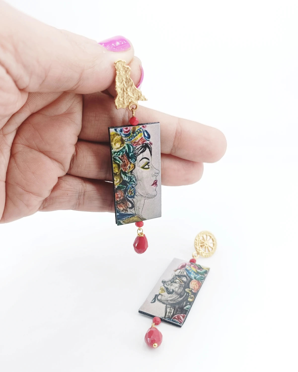 Orecchini di carta I mori siciliani su mano