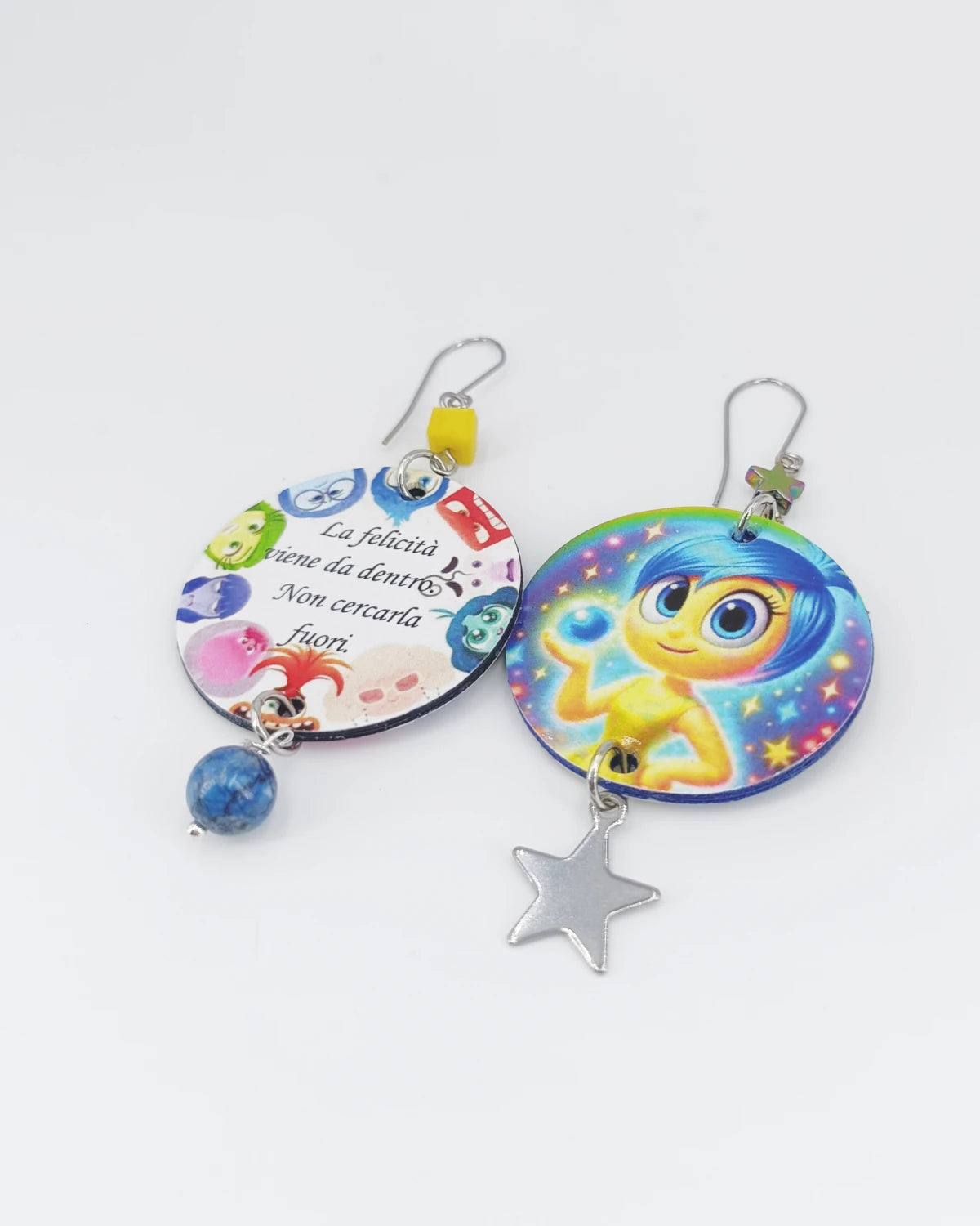 Orecchini di carta Inside out Gioia appoggiati