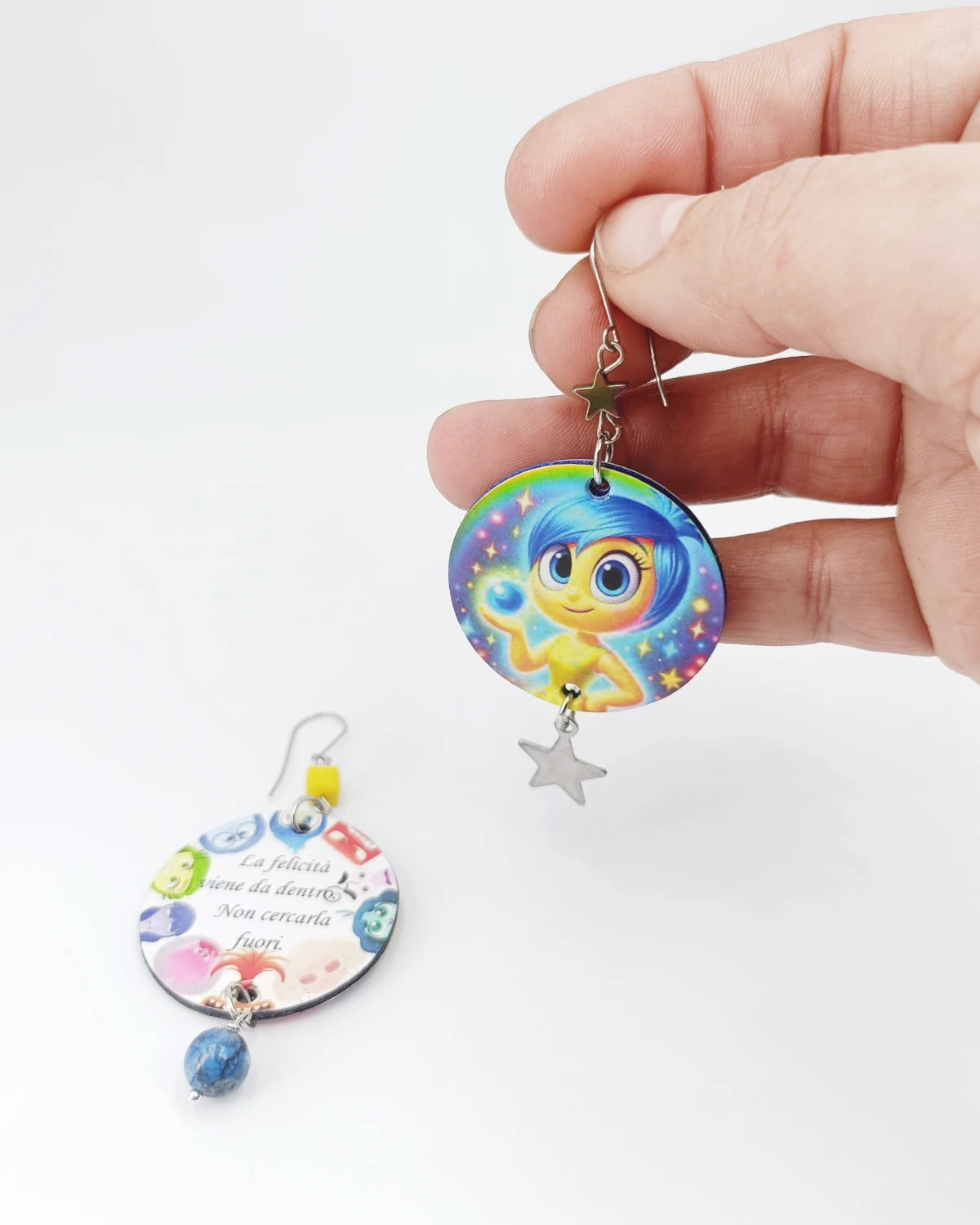 Orecchini di carta Inside out Gioia su mano